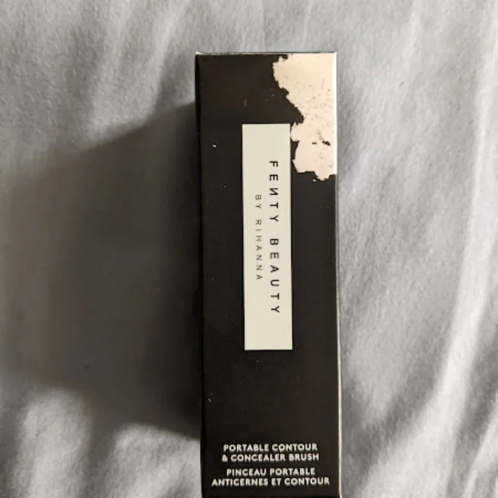 NWT Fenty Beauty Portable Contour and Concealer Brush